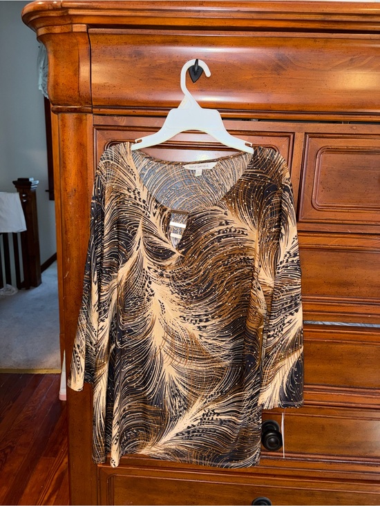 Emily Daniels Tops - Emily Daniels Gold & Black Feather Print Keyhole Top Size Large